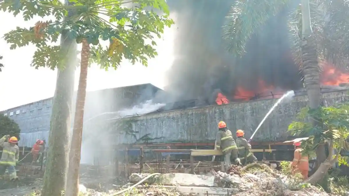 Kebakaran di Bandung, Petugas Harus Ditolong dengan Oksigen, Api Lalap Gudang Sepeda dan Ban