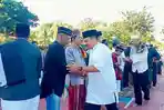 Kapolres-Rote-bersalaman-dengan-umat.jpg