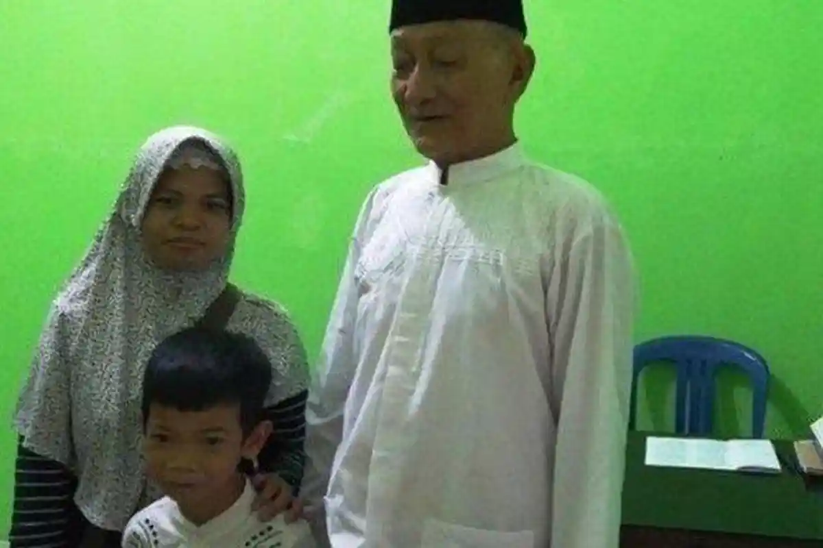 Sunat Usia Sudah 75 Tahun, Kakek ini Takut Sakit Hingga Ditenangkan Istri:Cuma Sakit Sehari Dua Hari