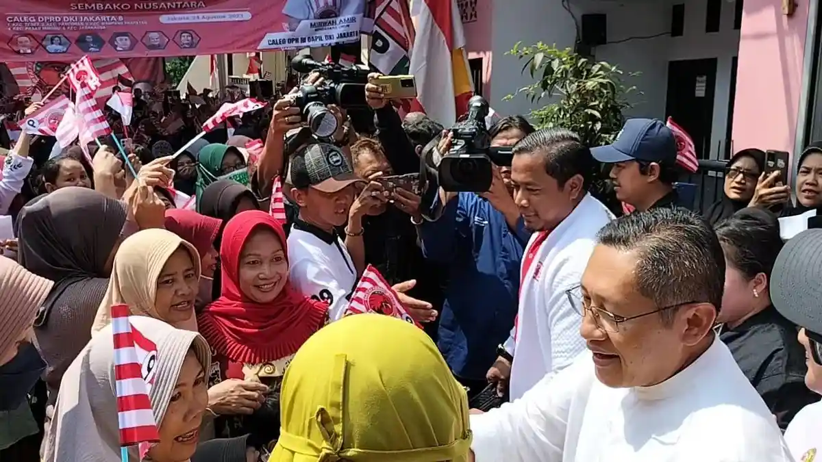Anas Urbaningrum Blusukan ke Kawasan Pasar Minggu, Warga Beri Sambutan dengan Meriah  