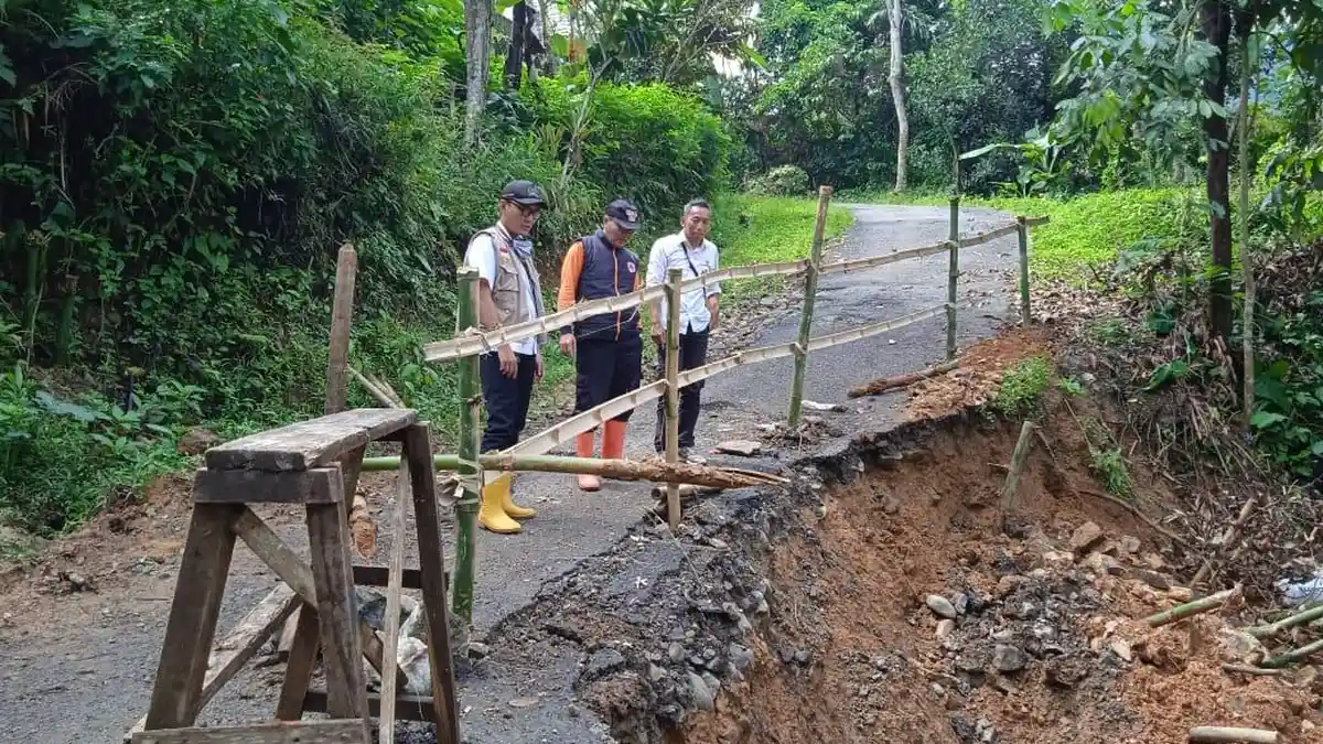 Jalan Penghubung Dua Desa di KBB Longsor, Akses Warga Nyaris Terputus, Kini Tersisa Separuhnya