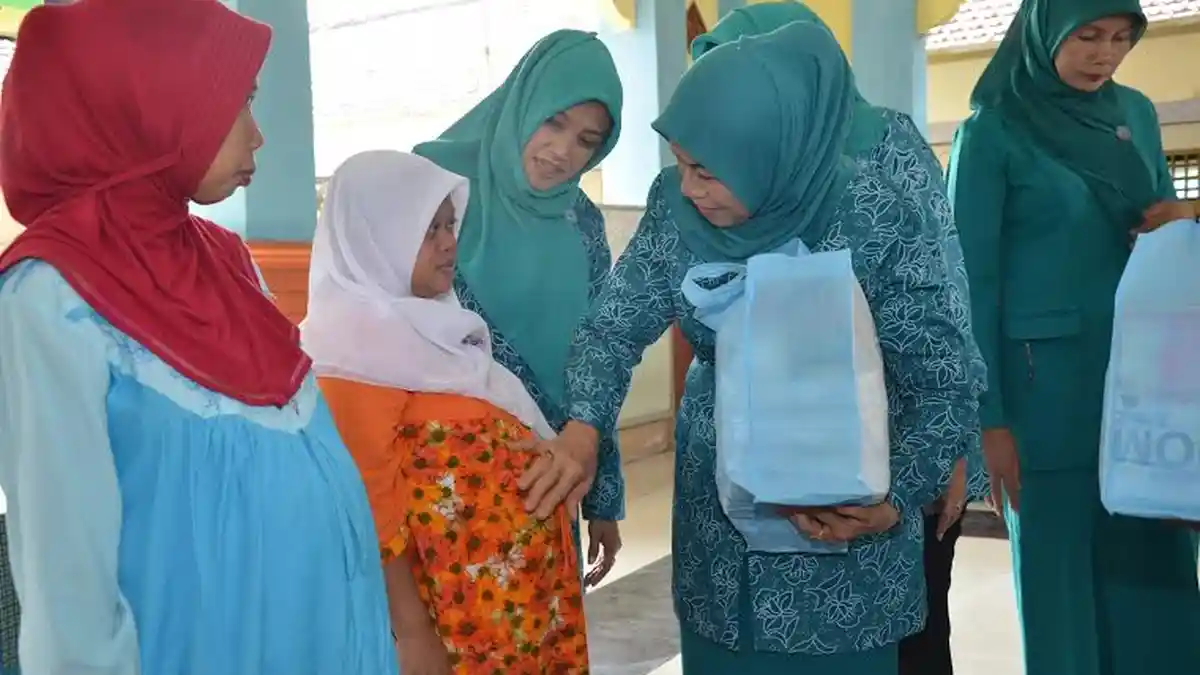 Ketua TPPKK Lamongan Seribu Paket Sembako