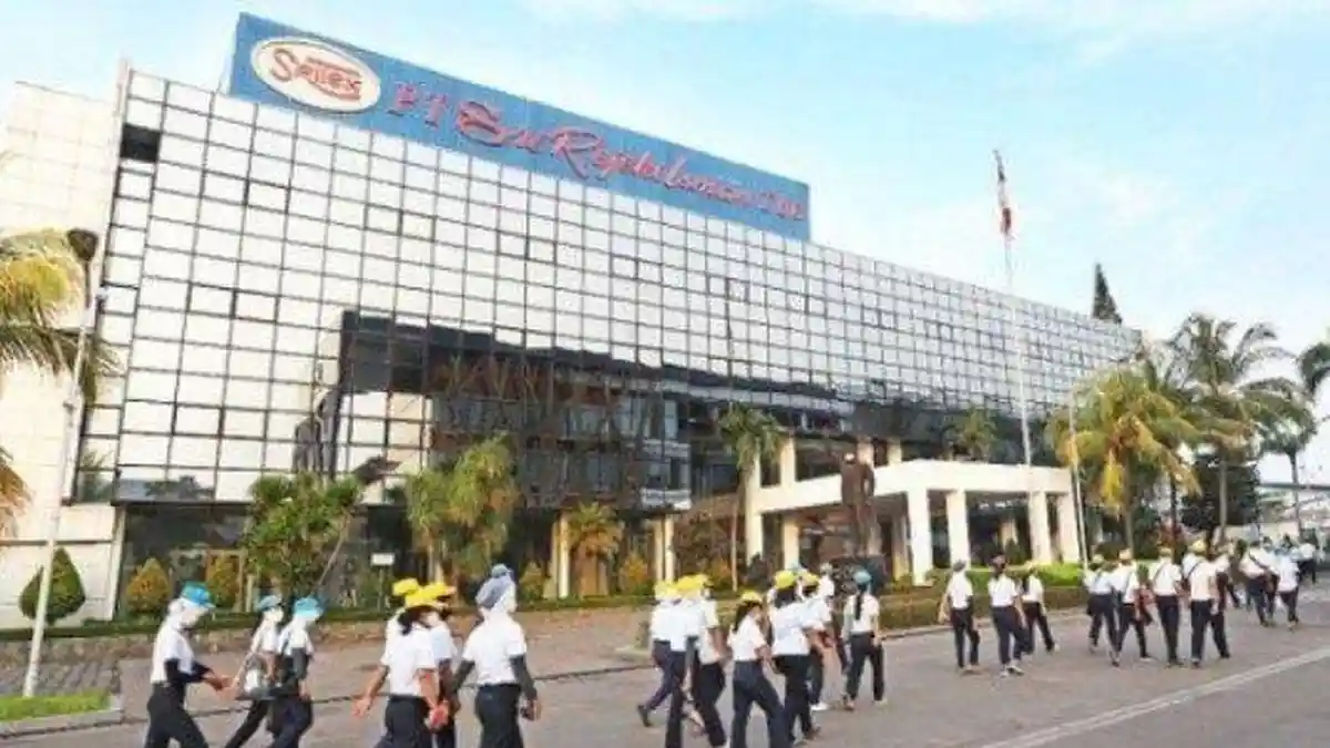 Karyawan PT Sritex Kena PHK Teriak 'Lulus' Tinggalkan Pabrik, Coret Baju Kerja dengan Tanda Tangan