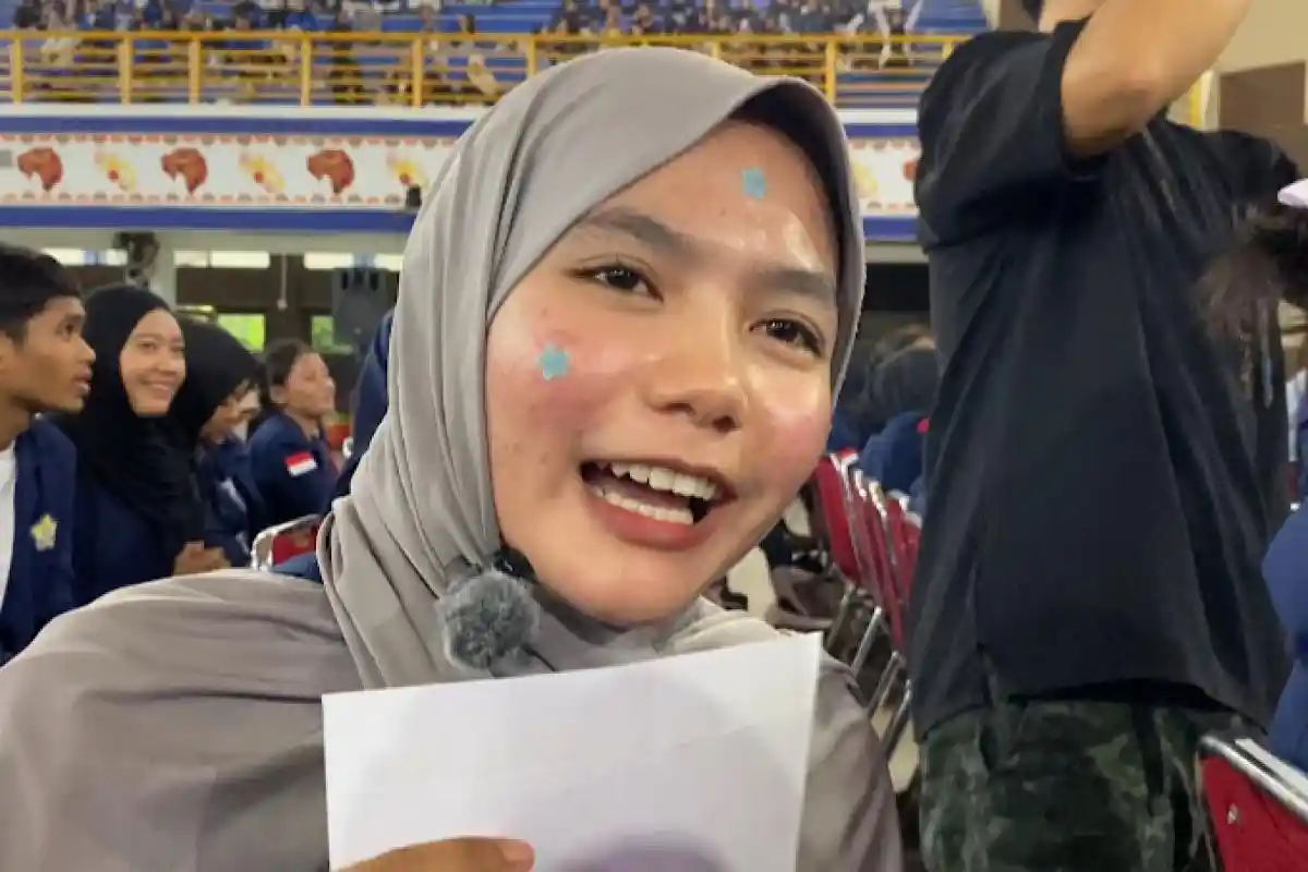 Momen Mahasiswi UNIB Terima Amplop dari Menteri Wihaji saat Kuliah Umum