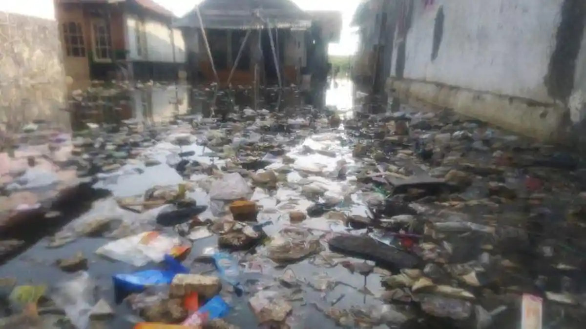 Dua Desa di Indramayu Jadi 'Lautan Sampah' akibat Diterjang Banjir Rob