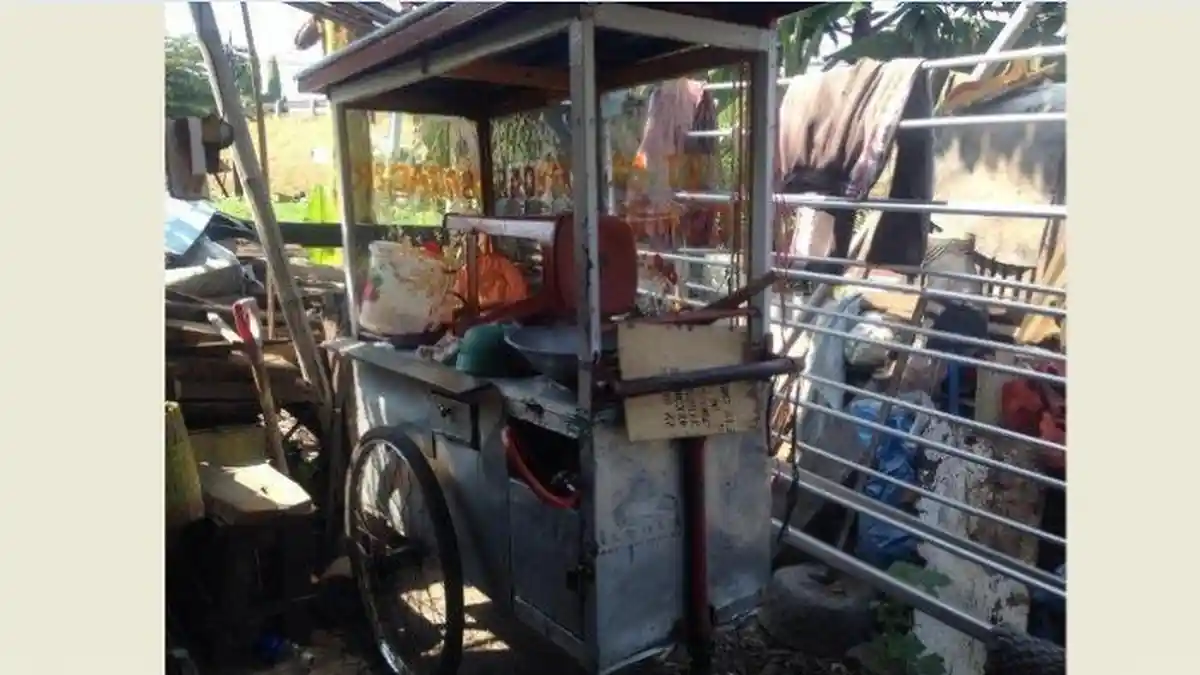 Tabrak Lari Emak-emak, Calya Abu-abu Hantam Gerobak Batagor di Bangetayu Semarang