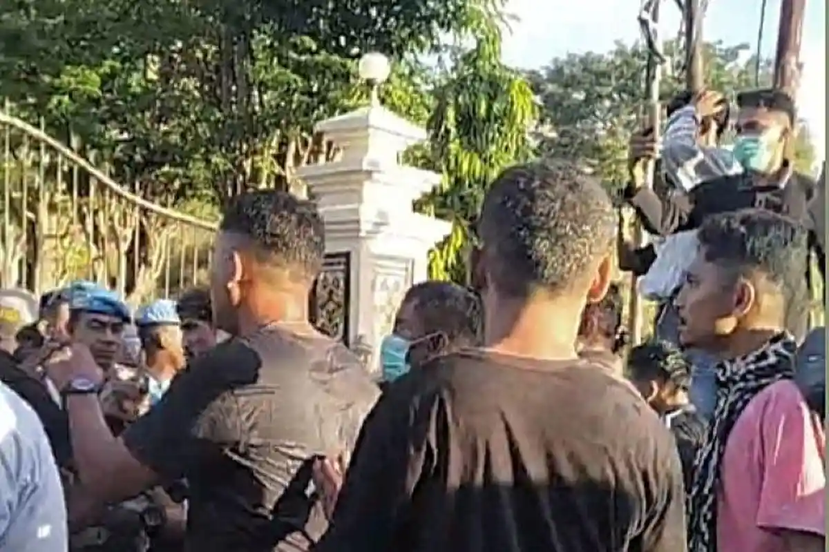 Demo Menuntut Aktivis Lingkungan di Rote Dibebaskan, Dua Orang Terluka Akibat Dipukul Polisi