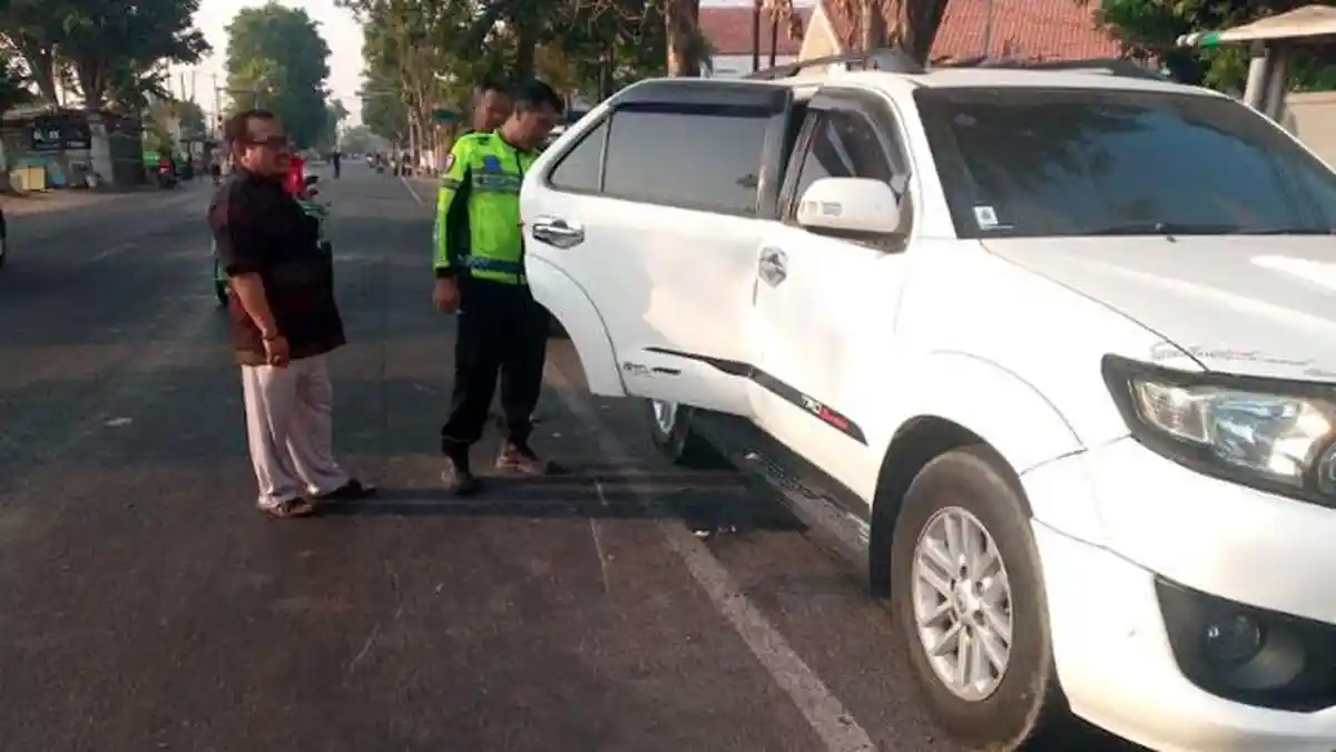 Yamaha Vixion Terpental Tabrak Mobil Fortuner Parkir, Hantam Penumpang yang Hendak Masuk Mobil