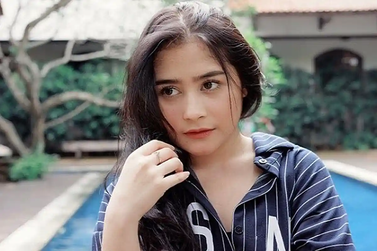 Prilly Latuconsina Posting Foto Mesra Digendong Artis Ganteng Ini, Netizen: Cocok!