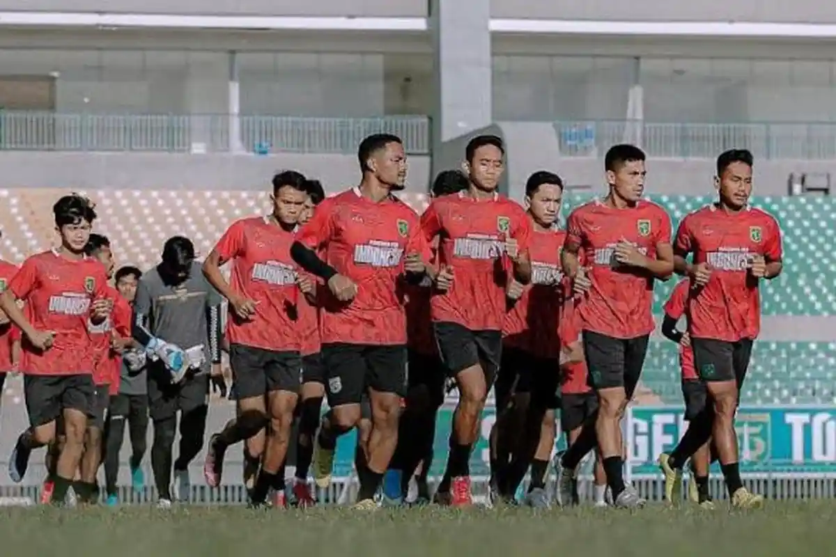 Tersisa 11 Laga, Aji Santoso Optimistis Persebaya Surabaya Capai Target Tiga Besar