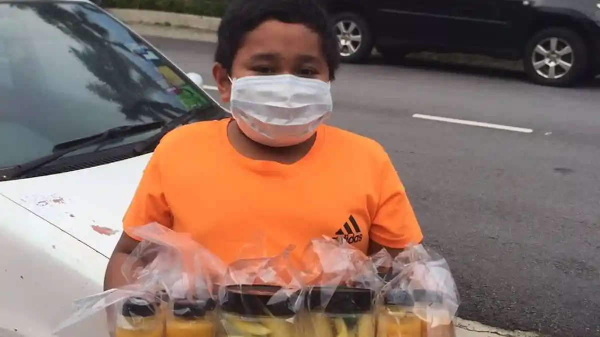 Kumpulkan Uang Untuk Beli PS4, Bocah 10 Tahun Ini Jual Jus Mangga