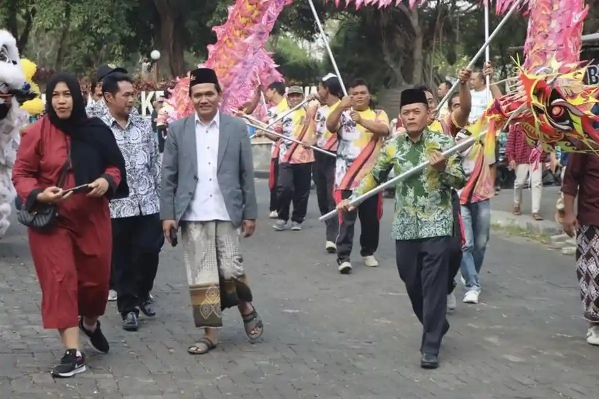 Lincahnya Wabup Basari Main Liong Acara Dobel Petasan di Ambarawa, Ajak Milenial Perkuat Toleransi