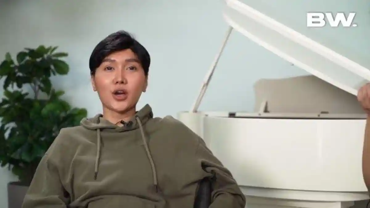Tampil Dengan Rambut Pendek dan Celana Jins Robek, Lucinta Luna Akui Dirinya Muhammad Fatah