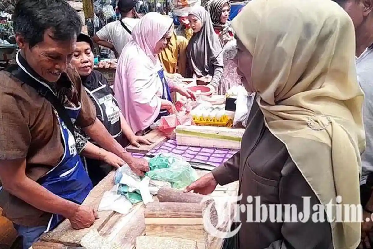 Kunjungi Pasar Baru Lumajang, Cagub Jatim Khofifah Borong Telur, Tempe sampai Balon