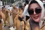 SOSOK-Wiwin-Komalasari-Bu-Kades-Ikut-Demo-di-Gedung-DPR-Viral-Gaya-Hidup-Hedon-Rumah-Mewah.jpg