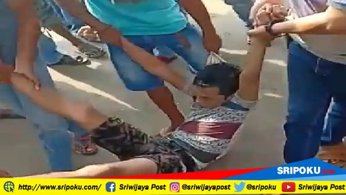 BREAKING NEWS: Seorang Pria Terjun Bebas dari Atas Jembatan Ampera Palembang