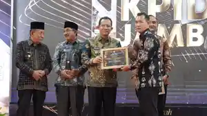 Bupati-Muaro-Jambi-Terima-Penghargaan-KPID.jpg
