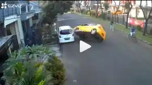 Mobil-Honda-Brio-terguling.jpg