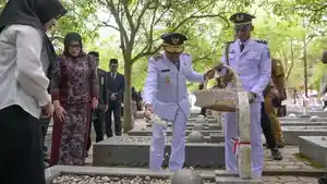 Wakil-Gubernur-Aceh-Fadlullah-menabur-bunga-di-makam-pahlawan.jpg