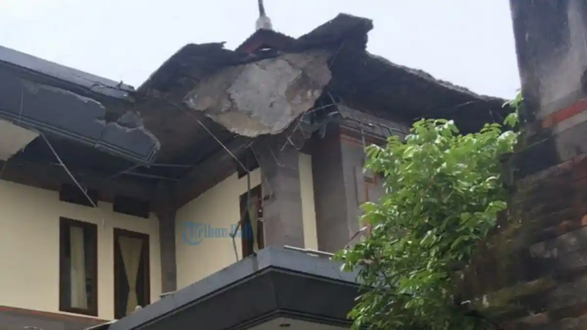 Atap Kantor Perbekel Sibang Kaja Badung Jebol, Diduga Karena Cuaca Ekstrim