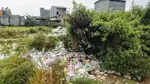 Keberadaan-sampah-berserakan-di-halaman-R.jpg