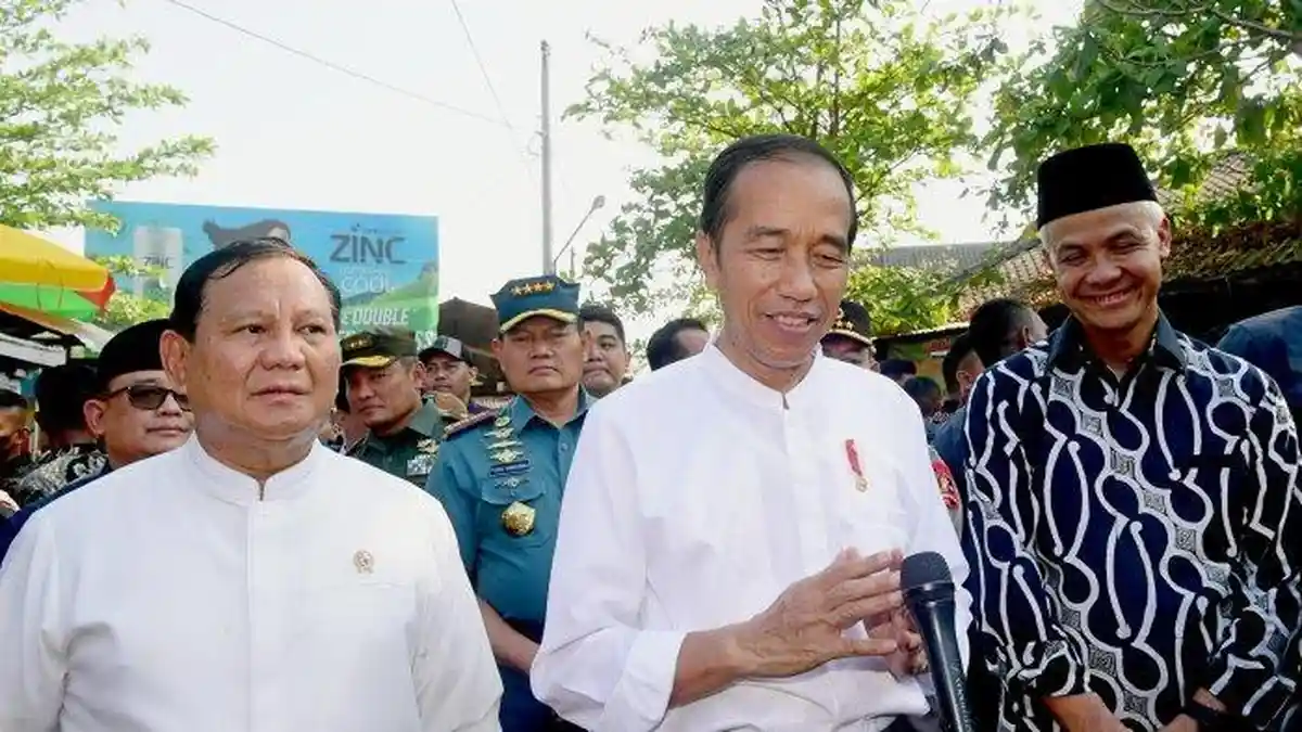 Prabowo Subianto dan Ganjar Pranowo Dampingi Jokowi saat Tinjau Pasar Cek Harga Pangan