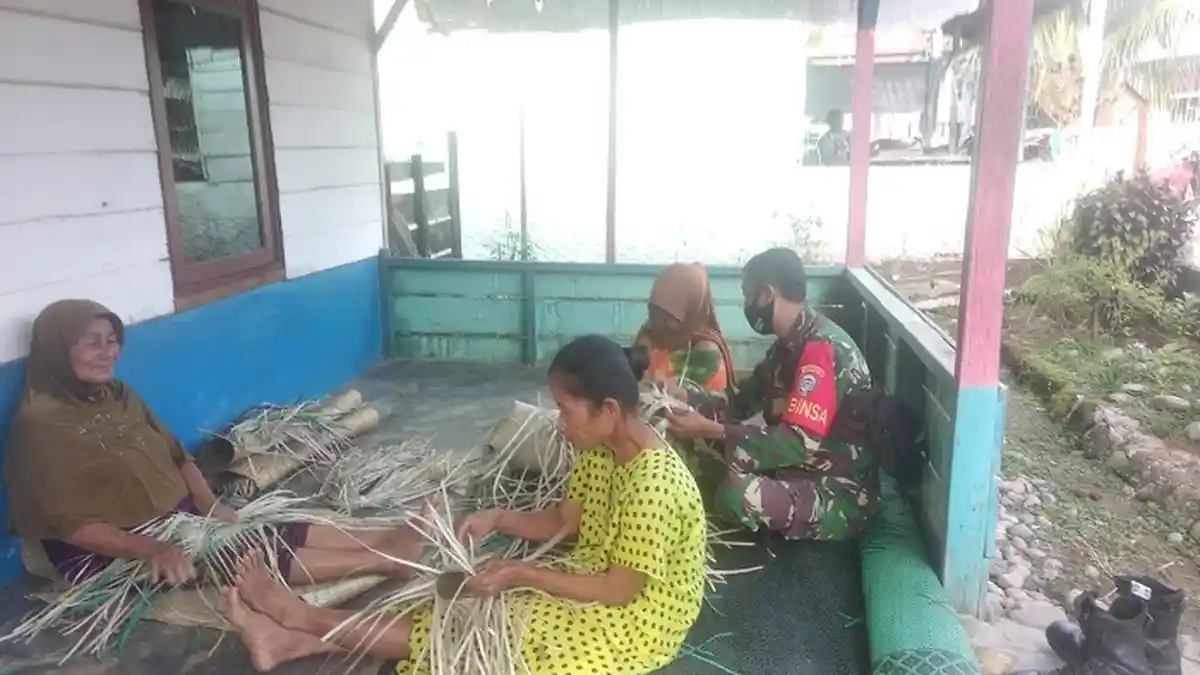 Babinsa Kodim 0108/Agara Motivasi Pengrajin Anyaman Tikar Salang Alas