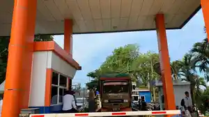 Antrean-kendaraan-mengisi-lumbung-parkir-di-pelabuhan-ASDP-Punggur-Batam-saat-arus-balik-lebaran.jpg