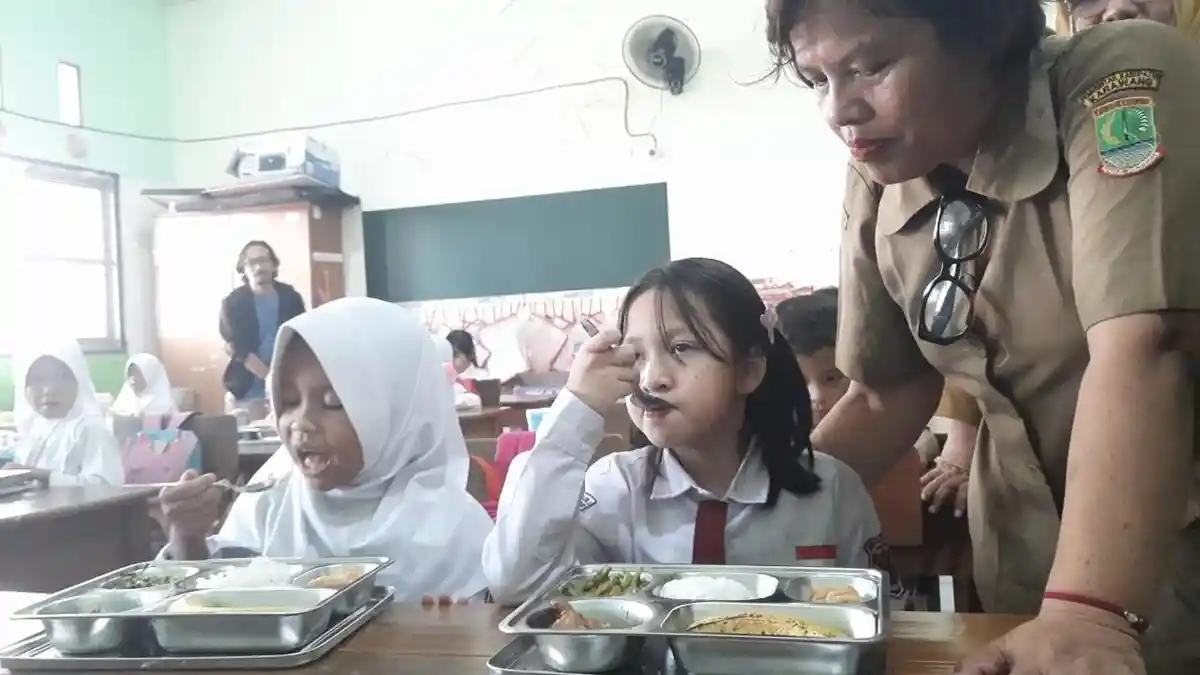 Program Makan Bergizi Gratis Mulai Didistribuskan di SD Negeri Karawang, Begini Suasana dan Menunya