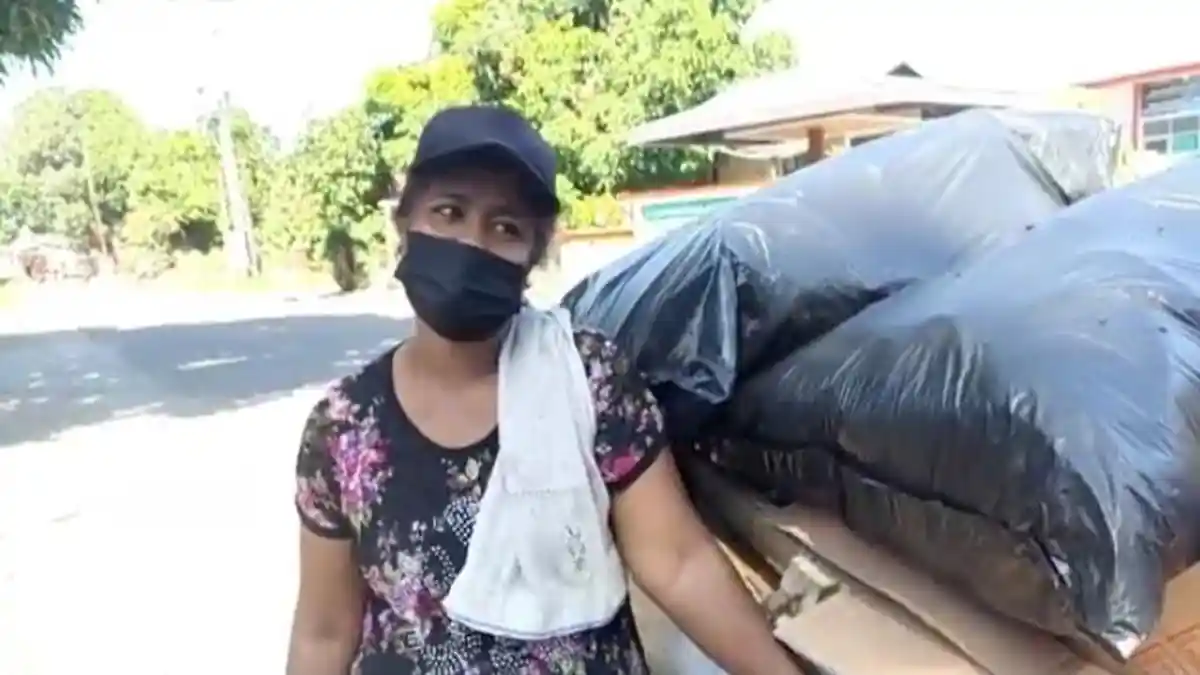 Petronela Nafkahi Keluarga dari Sampah, Setiap Hari Keliling Kota Maumere Cari Botol Bekas