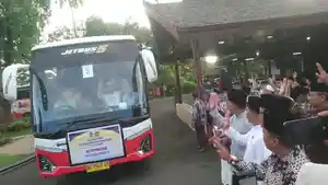 Prosesi-pemberangkatan-calon-jamaah-haji-kelompok.jpg
