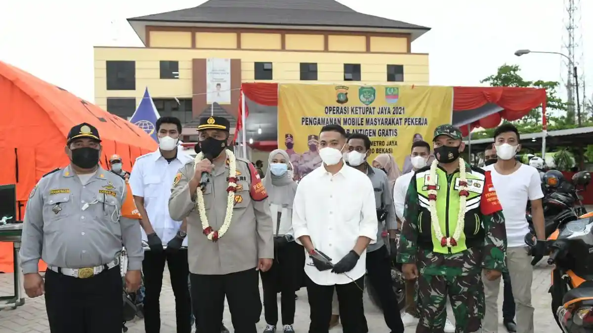 Kalungkan Bunga, Mahasiswa Apresiasi Petugas Penyekatan Mudik di Cikarang Utara