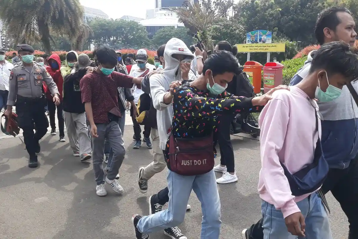 Polisi Pulangkan 10 Pelajar Pembawa Pistol Mainan Saat Demo Tolak UU Cipta Kerja