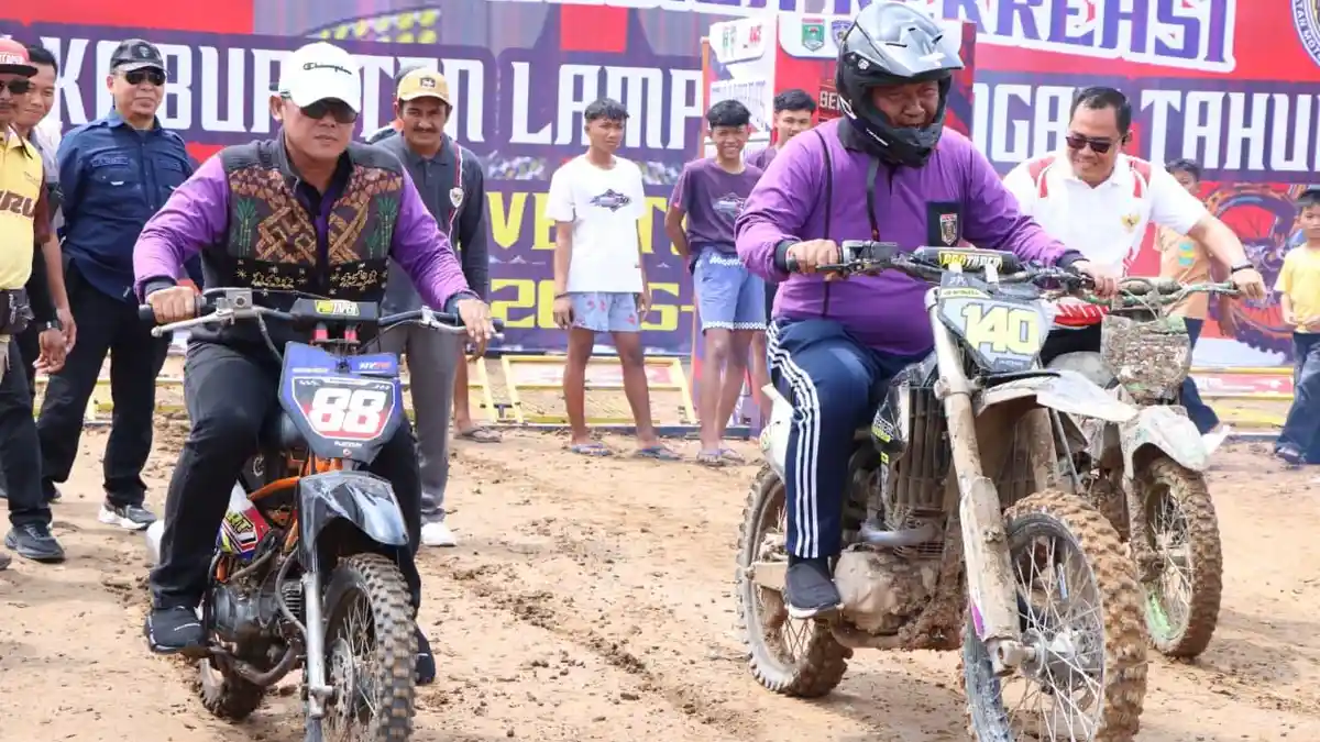 Ardito dan Komang Tunggangi Motor Trail Jelajahi Sirkuit Lembah Mutiara Sai Lamteng 