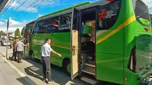 Bus-sekolah-sedang-melayani-antar-jemput-siswa-di-wilayah-Kanigoro-Kabupaten-Blitar.jpg