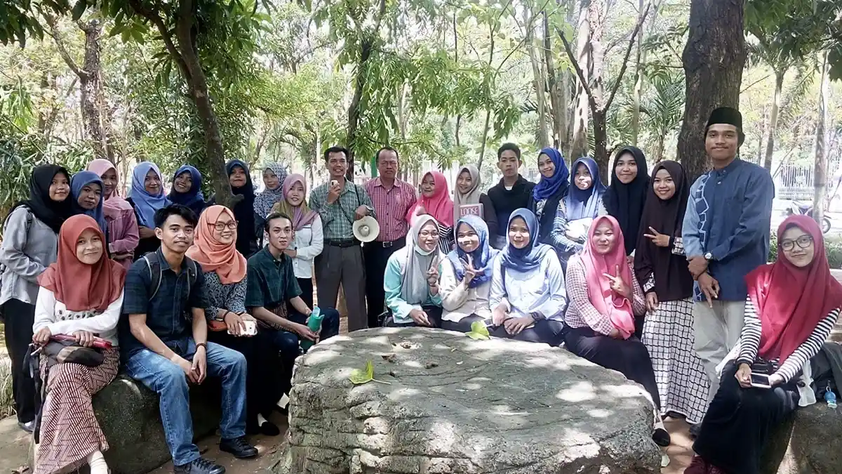 Mahasiswa STKIP Yapim Kuliah di Hutan Kota dan Pantai Tak Berombak Maros