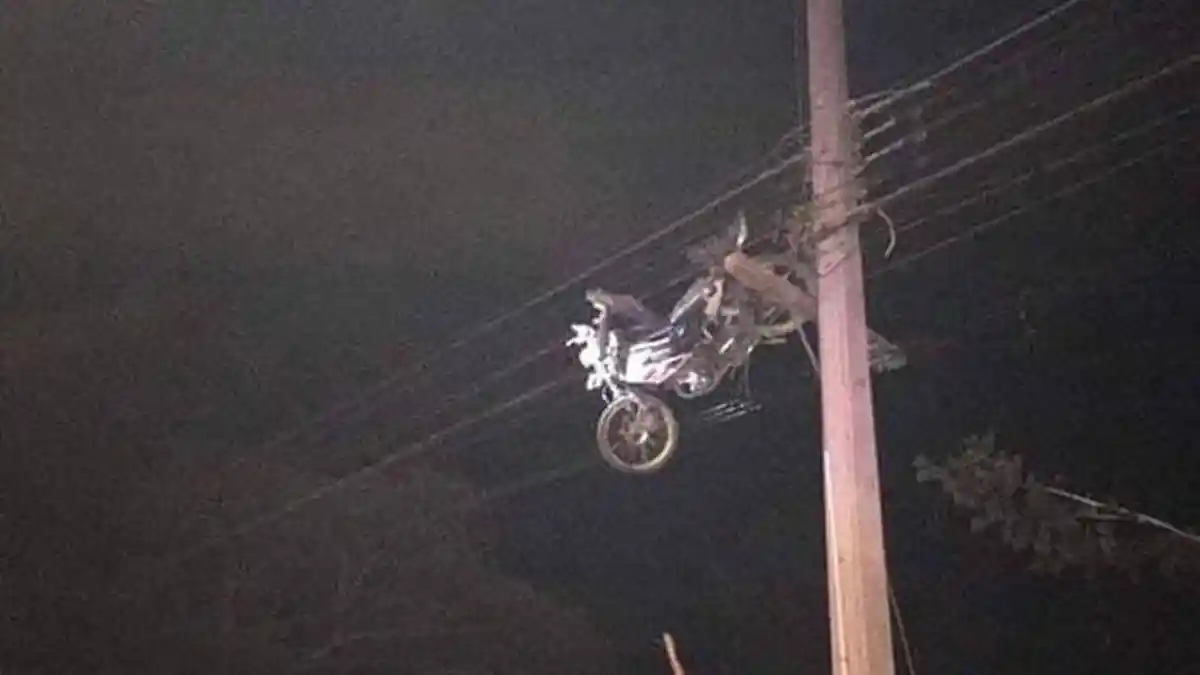 Tabrakan dengan Mobil Truk, Motor Ini Terlempar Sampai Nyangkut di Tiang Listrik