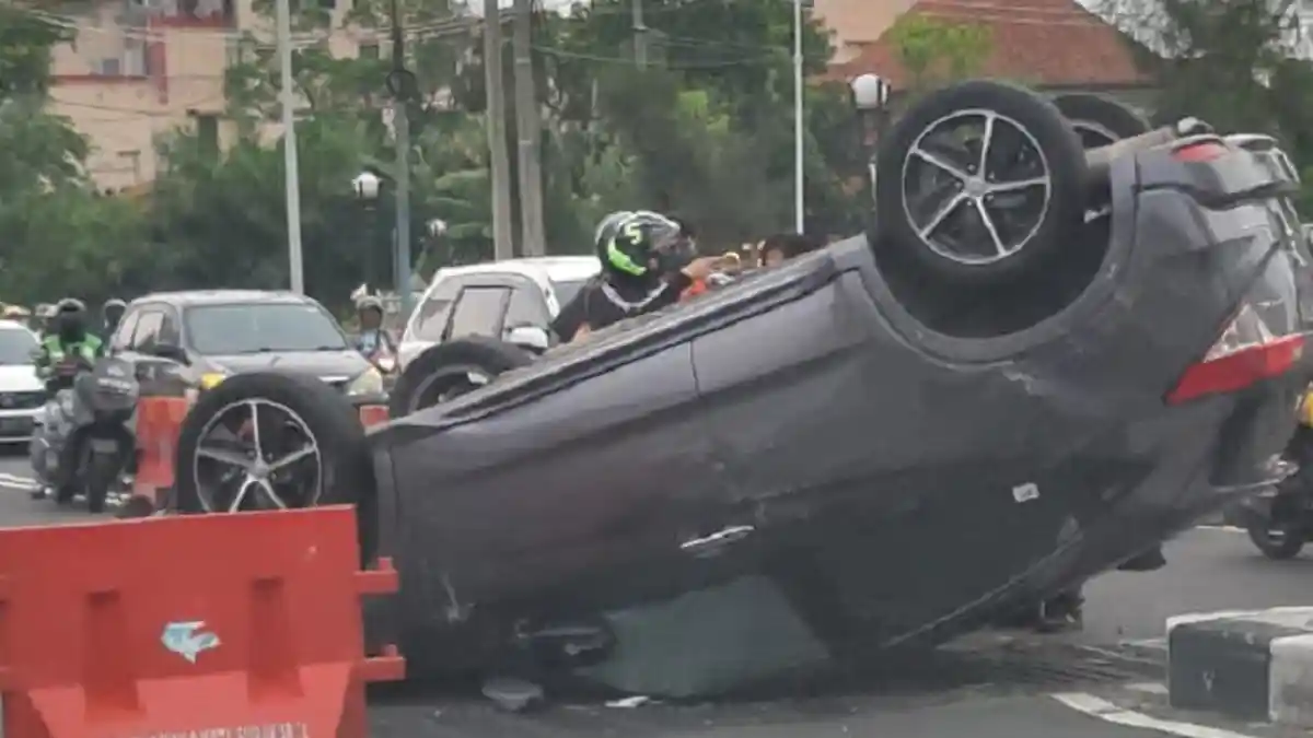 Kronologi Honda HR-V Terguling : Sempat Bikin Macet Flyover Manahan Solo, Pengendara Mobil Selamat