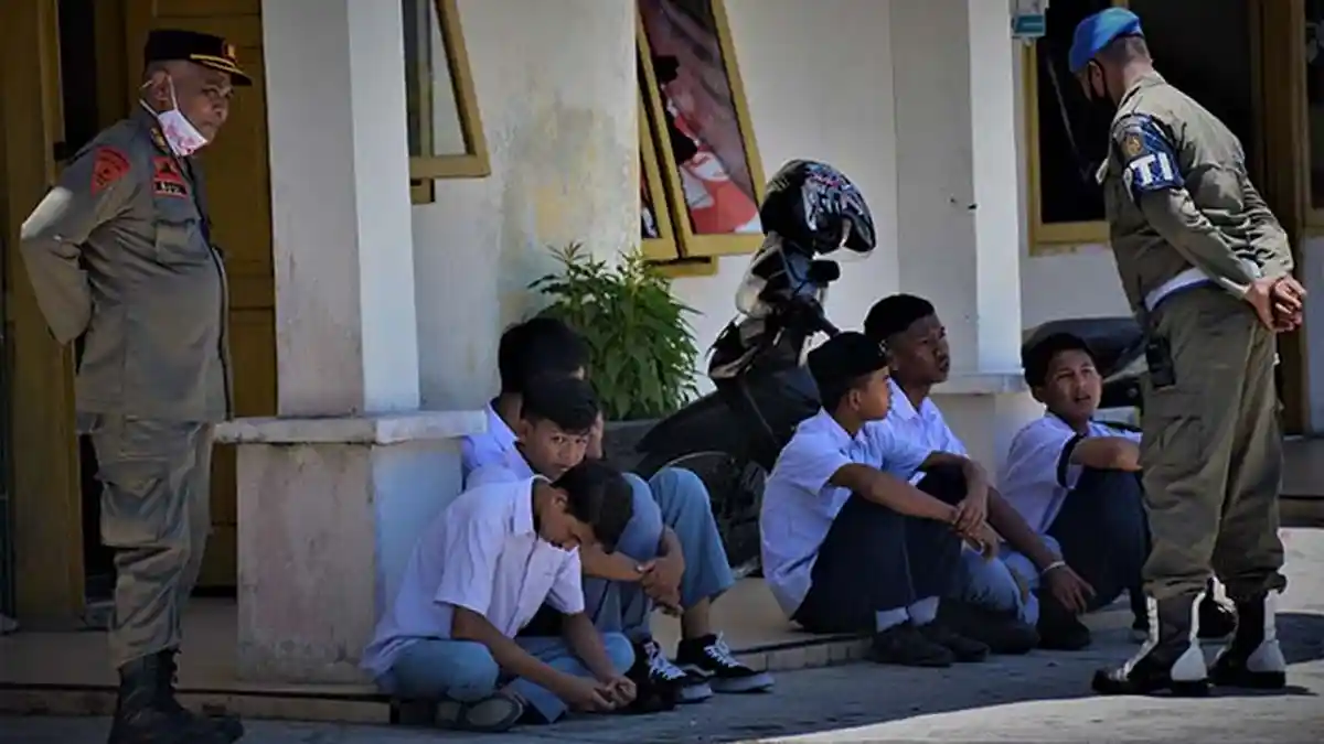 Satpol PP dan WH Aceh Barat Amankan Siswa Bolos Saat Jam Belajar dan Nongkrong di Warkop