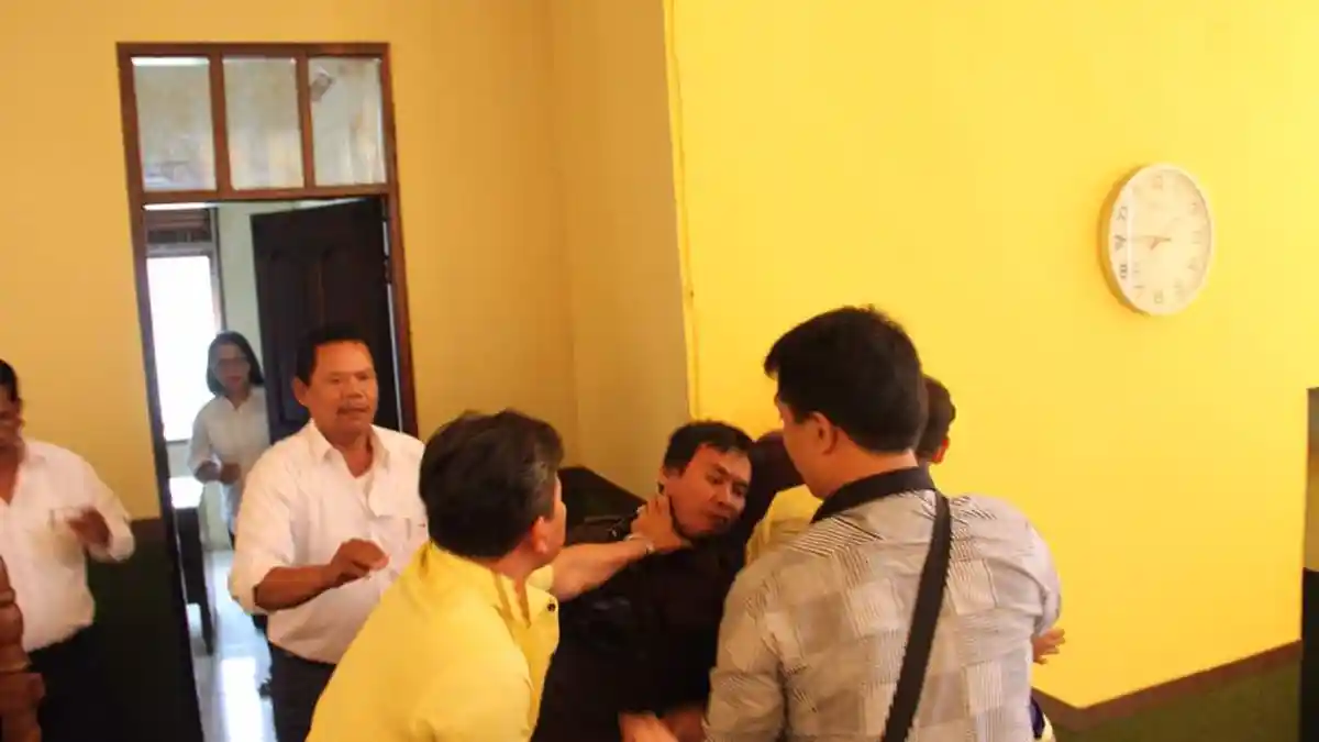 Ketua dan Wakil Ketua DPRD Berkelahi lalu Saling Cekik saat Rapat Paripurna, Saksikan Videonya