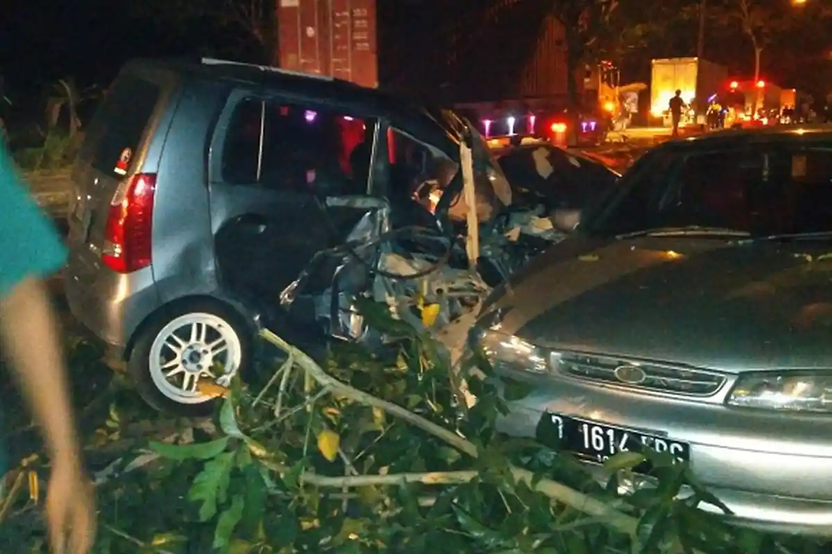 Rem Blong, Truk Tabrak Lima Kendaraan Lain di Turunan JLS Salatiga. Seorang Polisi Tewas