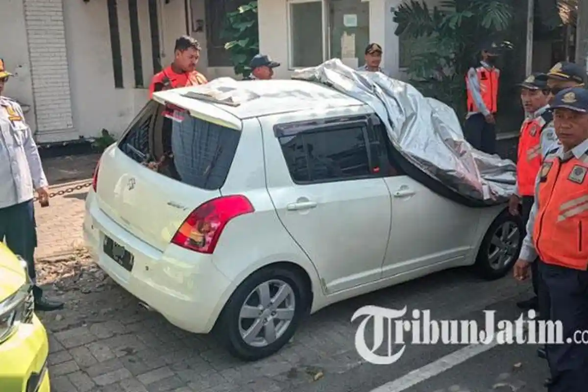 Dishub Gresik Gembosi Roda Kendaraan yang Parkir Sembarangan, Bakal Ada Denda jika Pengemudi Bandel
