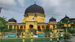 Masjid-Al-Osmani-masjid-tertua-di-Kota-Medan-yang-masih-berdiri-kokoh.jpg