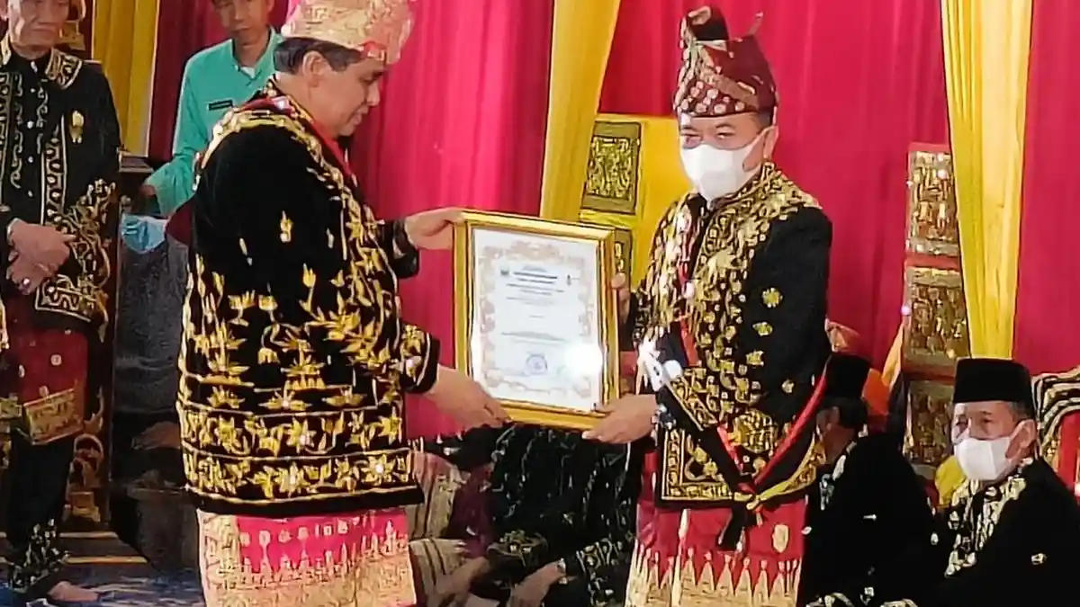 Gubernur Al Haris dan Wakil Gubernur Abdullah Sani Dianugerahi Gelar Adat Melayu Jambi
