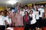 Joko Widodo Foto bersama Karyawan Warung Soto Kudus kauman