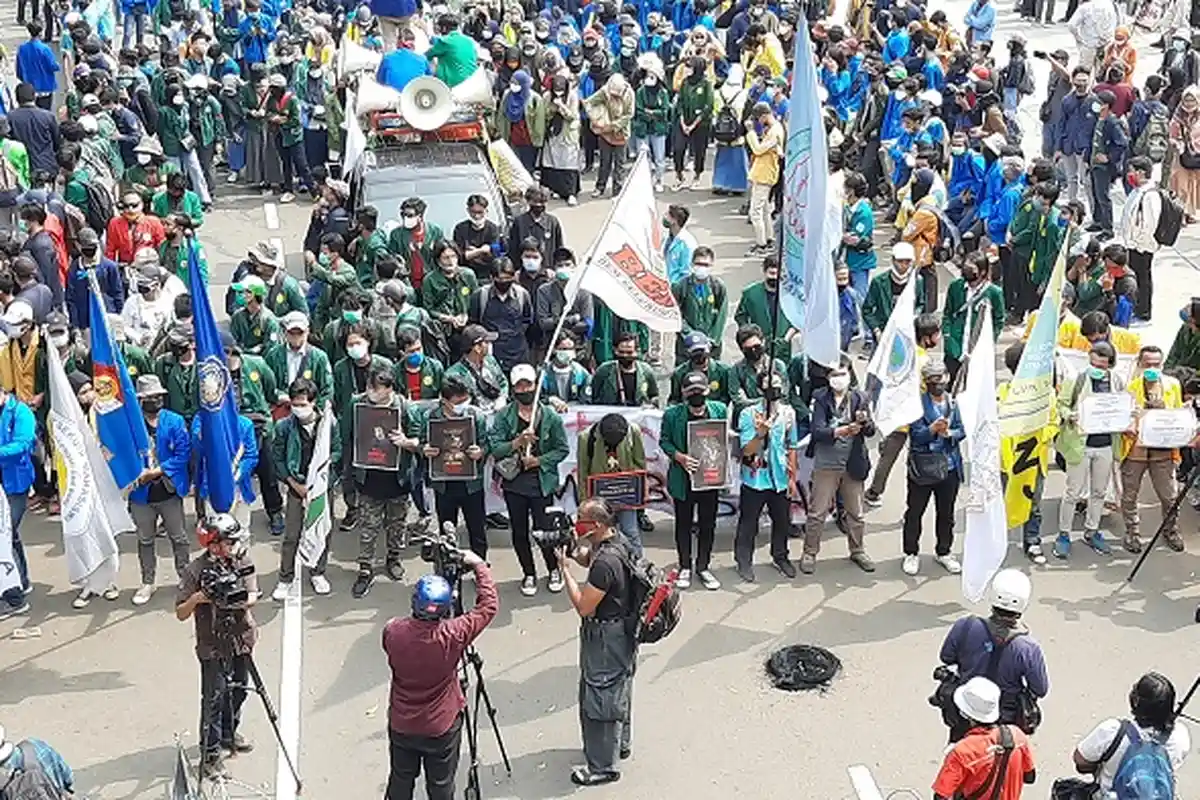 Demonstrans Kecam Sikap Represif Aparat yang Aniaya dan Tangkapi Mahasiswa Penolak UU Cipta Kerja