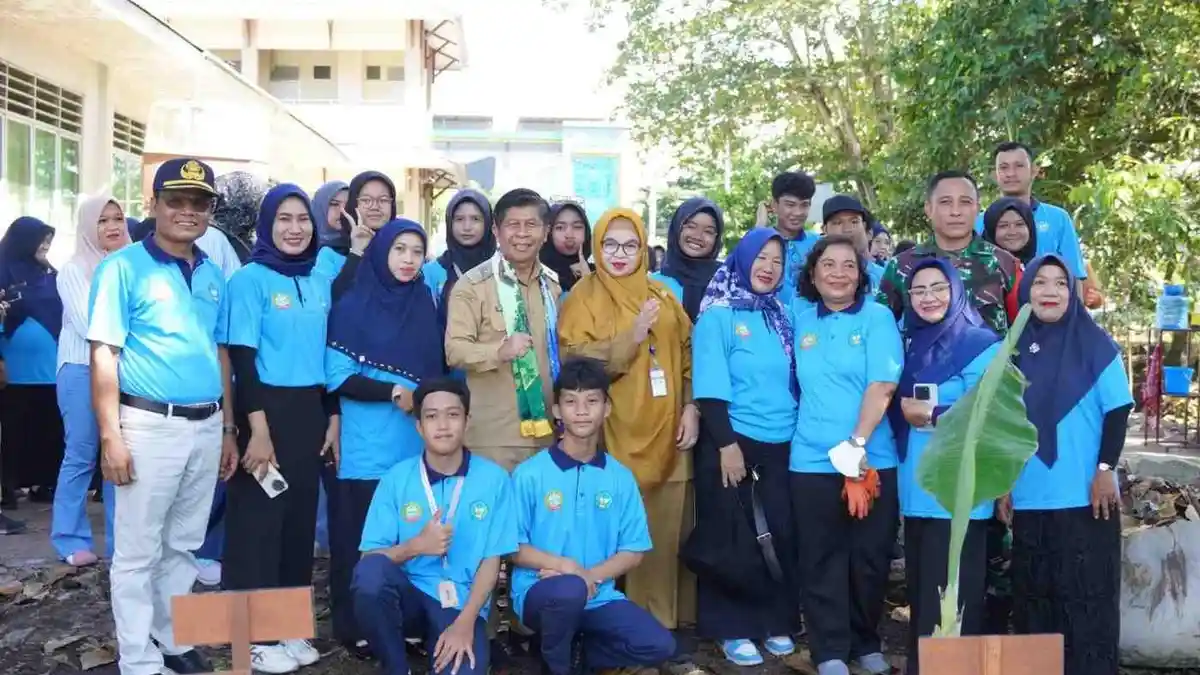 SMPN 8 Pontianak Jadi Pelopor Sekolah Hijau Digital, Tanam Pohon Endemik dengan QR Code