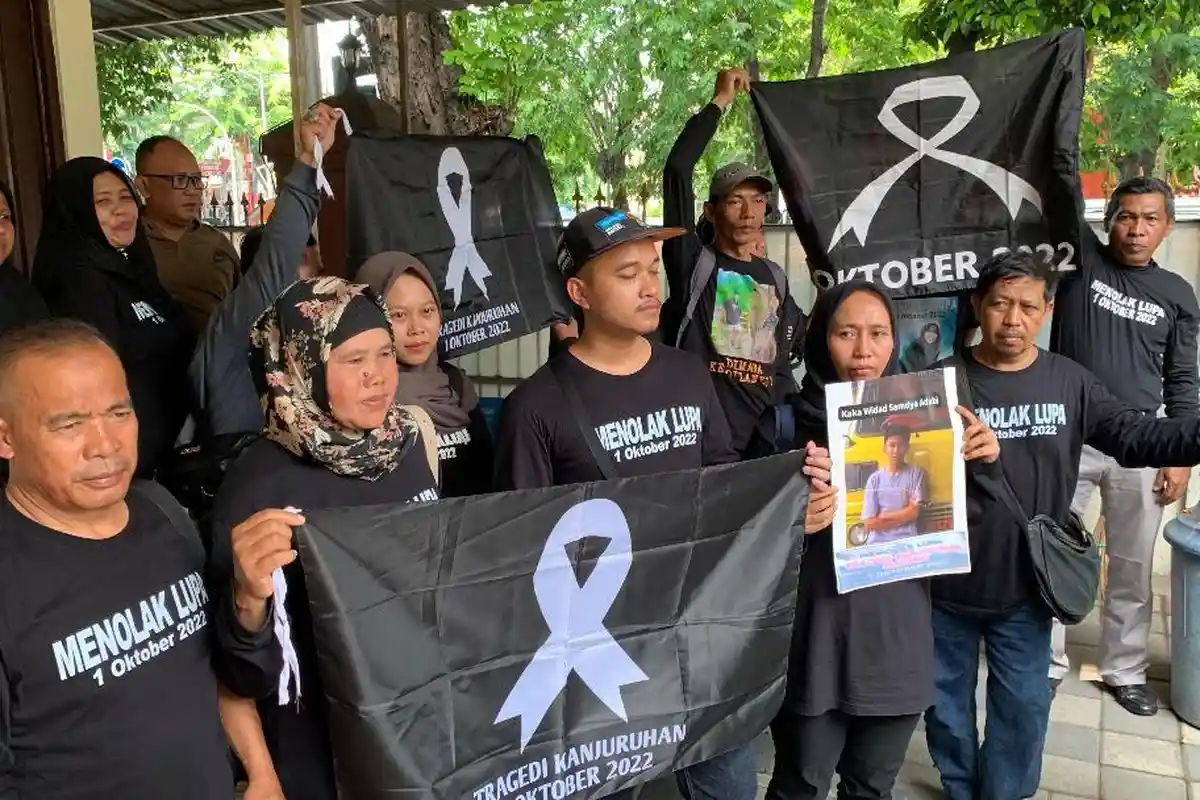Keluarga Korban Tragedi Kanjuruhan Menangis, Heran Alasan Sidang Restitusi Ditunda karena Pilkada 