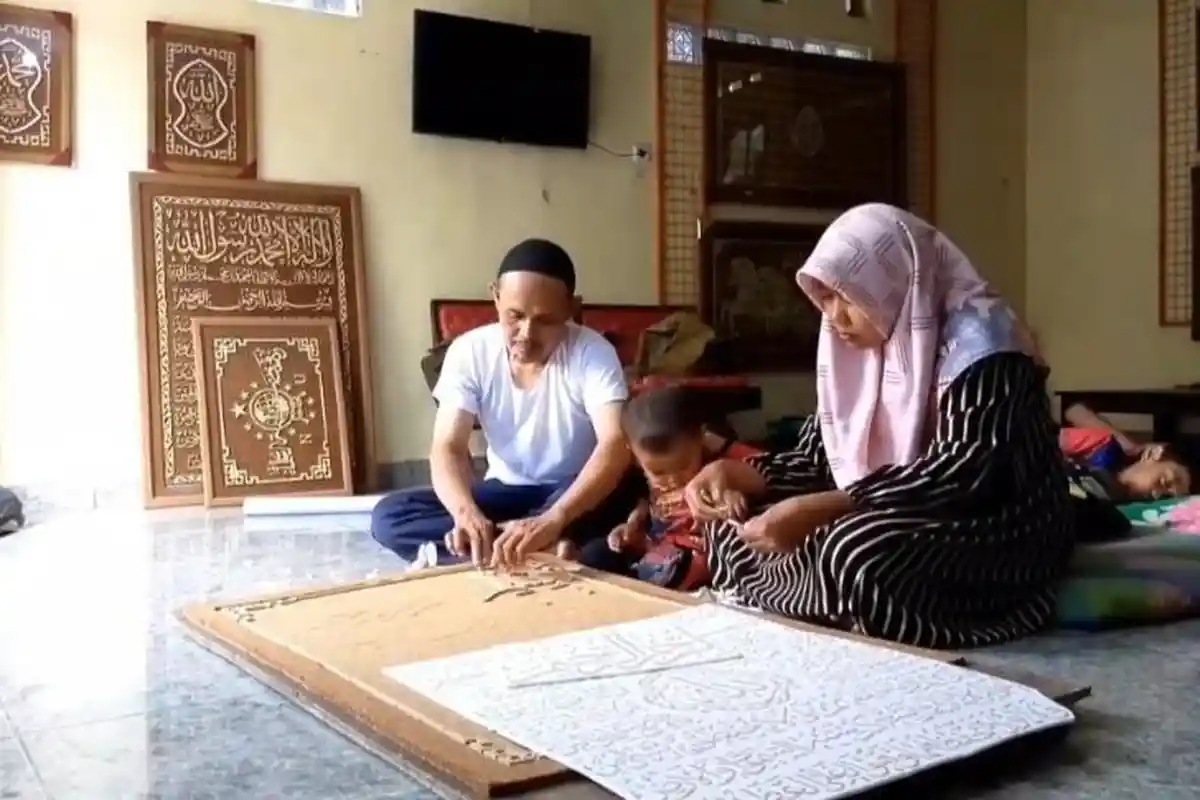 Ramadan Membawa Berkah, Pengrajin Kaligrafi Serbuk Kayu di Probolinggo Kebanjiran Pesanan