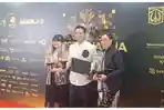 Rian-Adriandhy-bersama-produser-Anggia-Kharisma-saat-menerima-Piala-Citra-FFI-2025.jpg